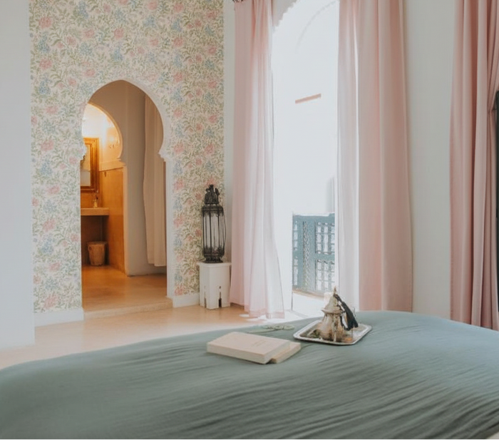 Moroccan bedroom without mirror